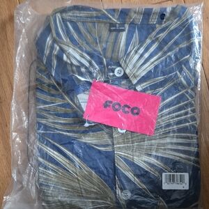 FOCO NCAA Mens NCAA College Team Logo Floral Tropical Hawaiian Button Up Shirt